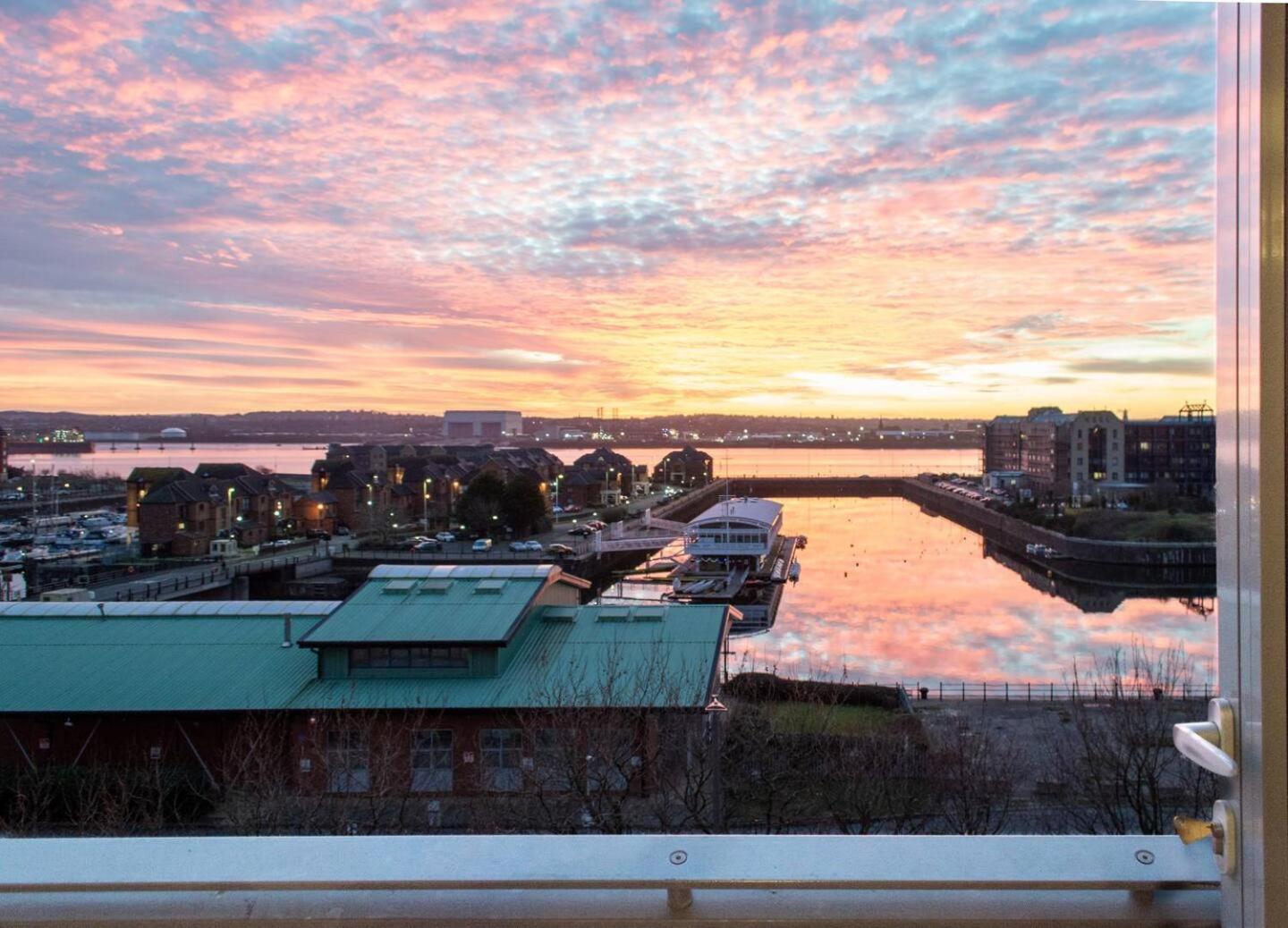 Stunning Mersey View Flat W Parking In Liverpool Exterior foto
